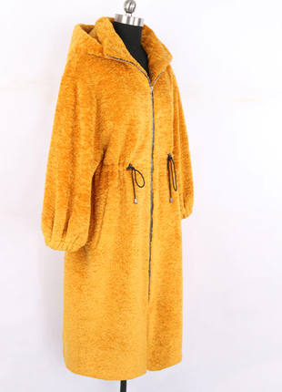 Шуба пальто длинное с капюшоно желтое яркое приталенное оверсайз