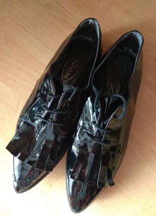Лакированные женские туфли лоферы италия.