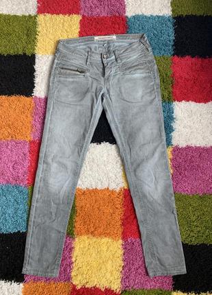 Узкие джинсы серого цвета. размер м