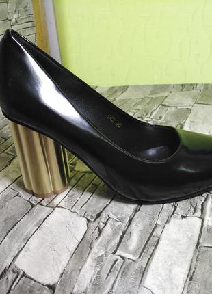 Шикарні туфлі човники жіночі,чорні лакові на золотистому підбо...