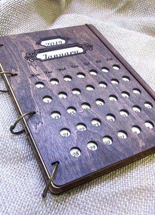 Блокнот деревянный Календарь Темный (латиница) из фанеры на ко...
