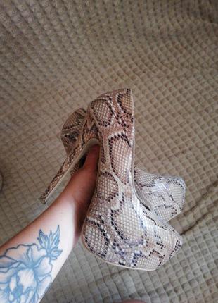 Шикарные туфли с питоновым змеиным принтом лабутены высокий ка...