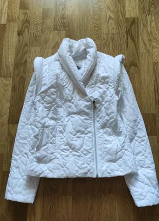 Красива нарядна біла куртка дорогого італійського бренду