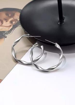 Новые серьги кольца серебристые крученые минимализм сережки ко...