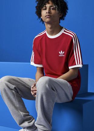 Футболка adidas originals с лампасами