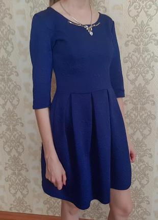 Женское расклешенное платье синего цвета