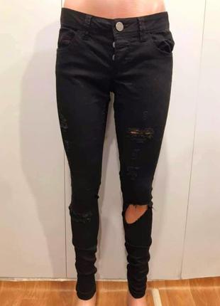 Черные джинсы с дыркой на коленке terranova s