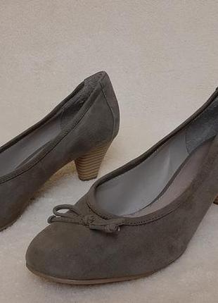 Натуральные замшевые туфли фирмы venturini