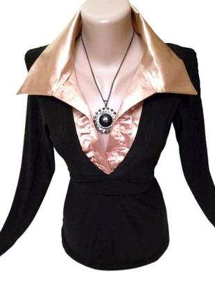 Блуза, или стрейчевая кофточка с атласным воротником и рюшами.