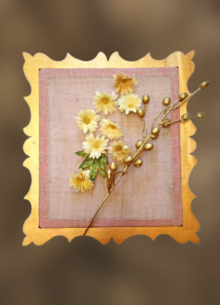 Деревянная фигурная золотистая рамка  для цветочных композиций...