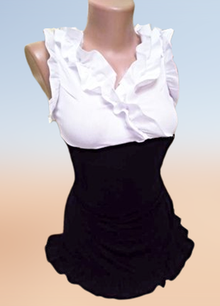 Стильная белая черная блуза с рюшами на стройную девушку