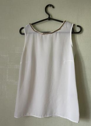 Очень нежная белая блузка с цепочкой zara