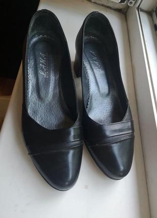 Новые! чёрные туфли на каблуке, обувь
