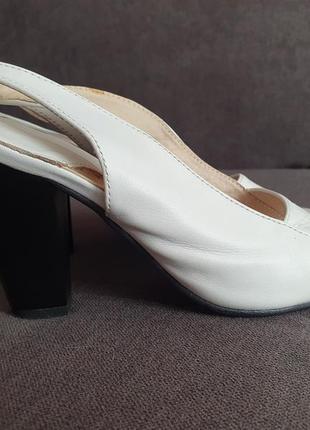 Летние элегантные белые босоножки на каблуке р-р 36, 23,5 см с...