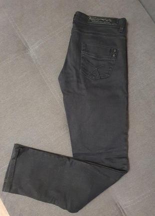 Простые джинсы черного цвета р-р 34 евро