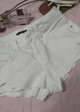 Короткие белые шорты