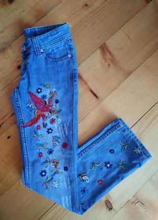Крутые джинсы с вышивкой