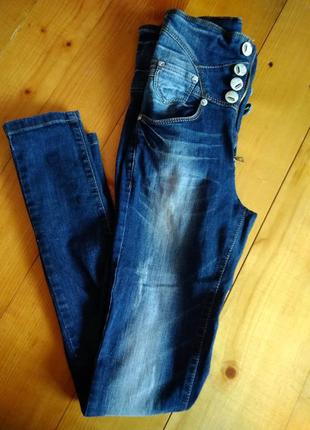 Стильні джинси з завищеною талією
