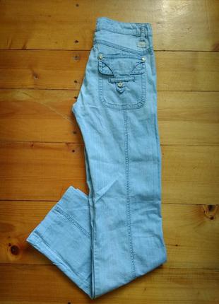 Гарні базові джинси декоровані накладними кишеньками