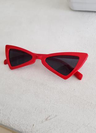 Красные треугольные солнцезащитные очки.