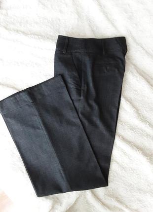 Класичні широкі сірі штани в смужку
