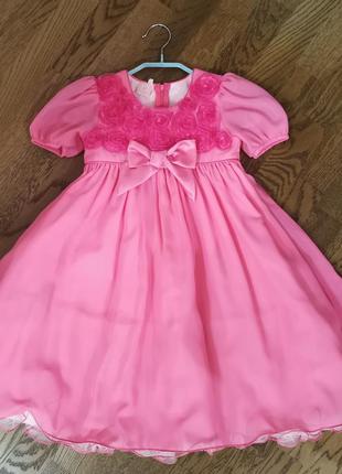 Праздничное розовое платье на девочку