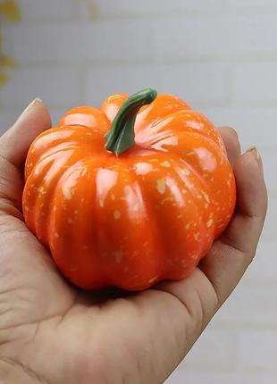 Тыква на Хэллоуин маленькая, оранжевая - диаметр тыквы 8см