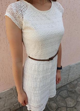 Біла мереживна сукня з поясом