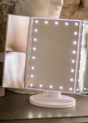 Зеркало тройное для макияжа с подсветкой