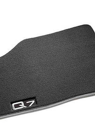 Комплект велюровых ковриков черного цвета, с логотипом Audi Q7...