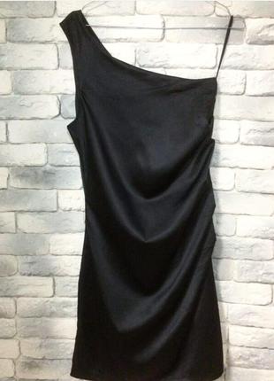 Коктейльное платье vero moda  черное атласное на одно плечо