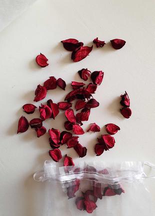 Искусственные красные лепестки роз для подарка
