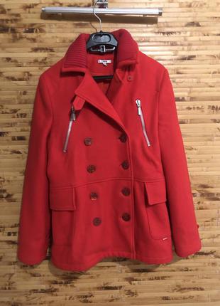 Стильное красивое брендовое пальто dkny красного цвета
