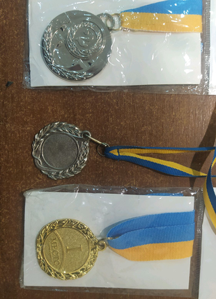 Медаль спортивная с лентой золото, серебро.
