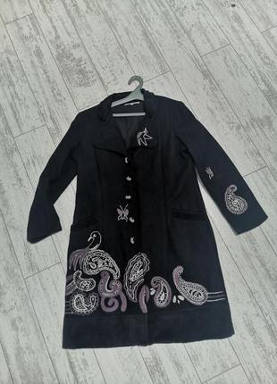 Шикарне вовняне чорне пальто з вишивкою