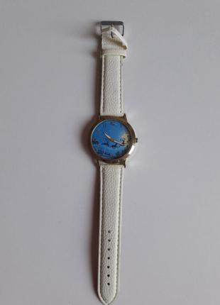 Жіночий годинник на ремінці білий