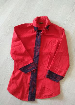 Блуза красная с темно синим кружевом