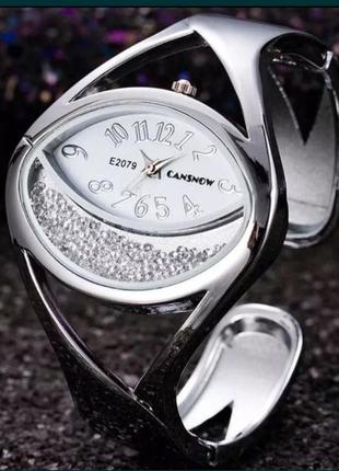 Часы женские на металлическом серебристом браслете