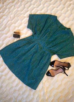 Сукня смарагдового кольору з вишивкою.