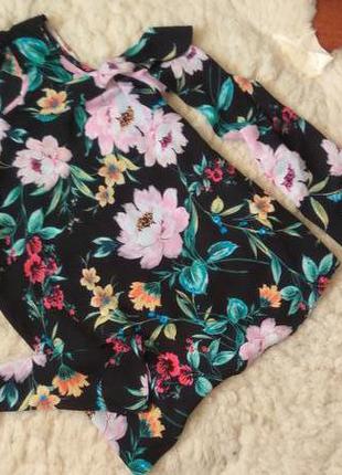 Яркая блуза в цветы с вырезанными плечами и воланами