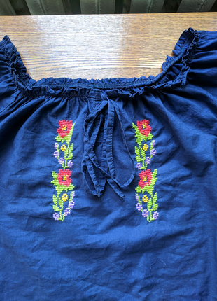 Блузка з ручною вишивкою