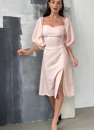 Розовое пудровое платье рукава фонарики, разрез, по колено, за...