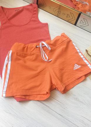Красивые оранжевые короткие спортивные шорты с лампасами от бр...