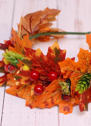 Осенний обруч с листьями, ягодами  и хмелем