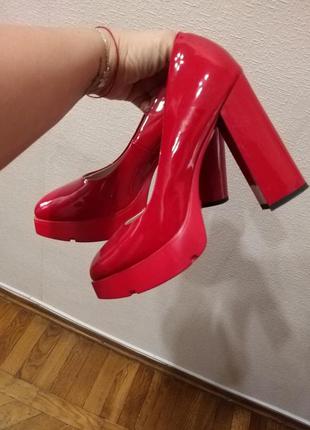 Лаковые красные туфли
