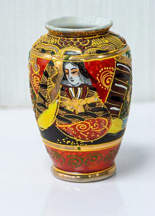 Японская антикварная фарфоровая ваза с изображением богини Каннон