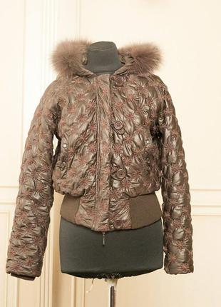 Коротка коричнева куртка з шикарним капюшоном s m зимова курточка