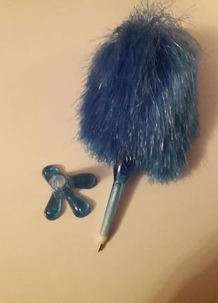 Синяя ручка с синими волосами