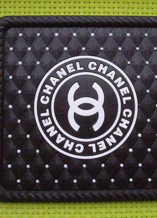 Коврик на торпеду Chanel в авто антискользящий