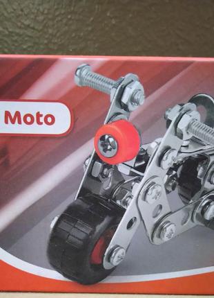 Металевий конструктор Мотоцикл Playtive з викруткою і ключем.